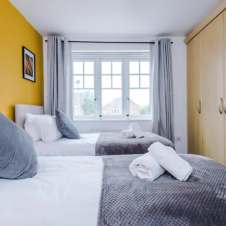 Spacious 6 Bedroom House, With Private Parking