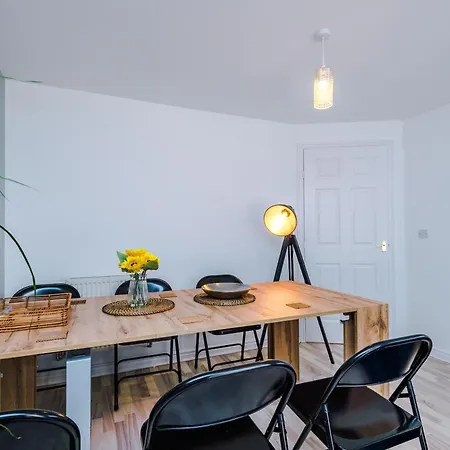 Spacious 6 Bedroom House, With Private Parking Manchester