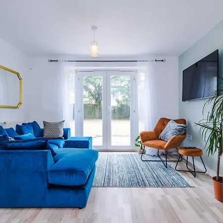 Spacious 6 Bedroom House, With Private Parking