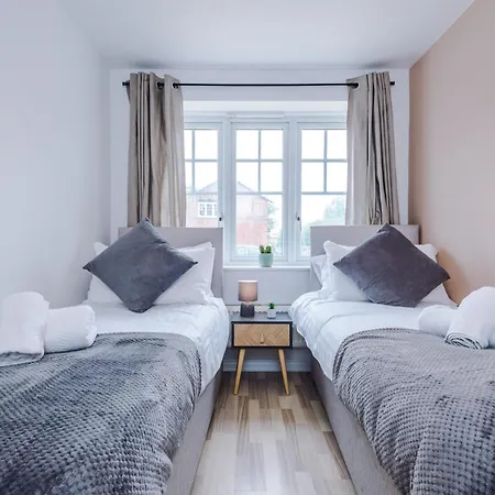 Spacious 6 Bedroom House, With Private Parking Manchester