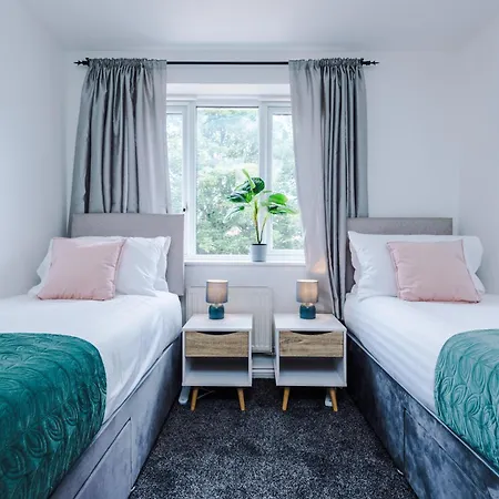 Spacious 6 Bedroom House, With Private Parking * Manchester