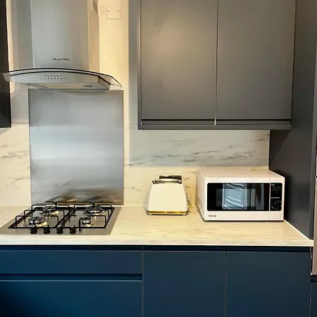 Casa de Férias Stylish 3-bed Haven - Free Parking & Garden *
