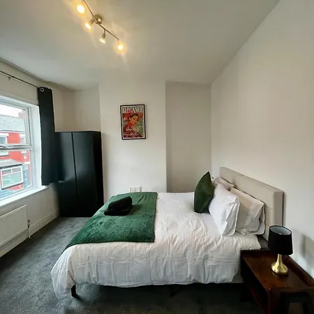 Stylish 3-bed Haven - Free Parking & Garden * Manchester