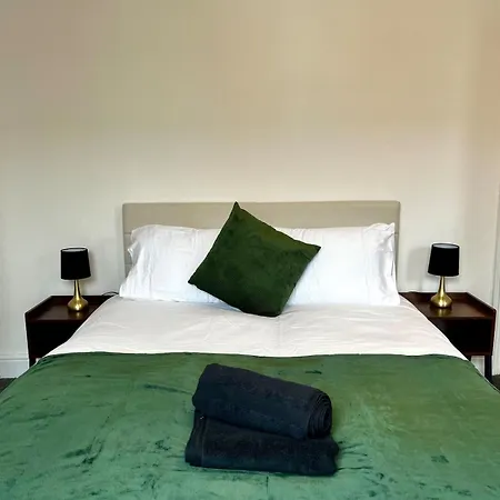 Stylish 3-bed Haven - Free Parking & Garden Casa de Férias *