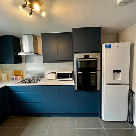 Stylish 3-bed Haven - Free Parking & Garden Casa de Férias
