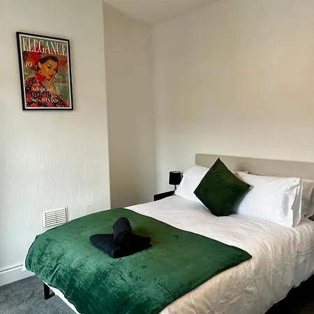 Casa de Férias Stylish 3-bed Haven - Free Parking & Garden *