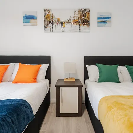 3 Bedroom House - Pool Table Opp Train Station Tatil Evi Manchester