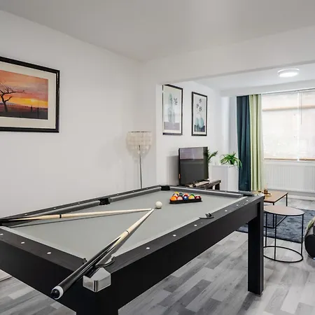 3 Bedroom House - Pool Table Opp Train Station *
