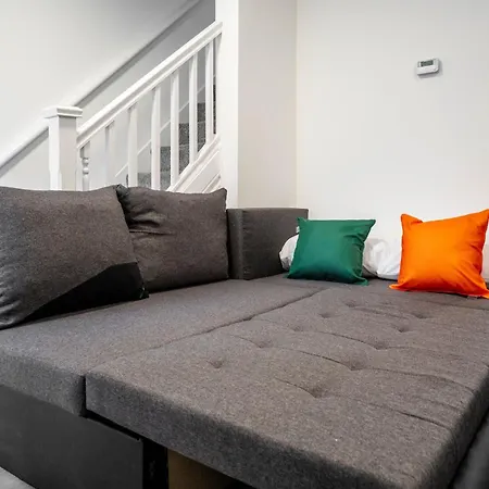 3 Bedroom House - Pool Table Opp Train Station