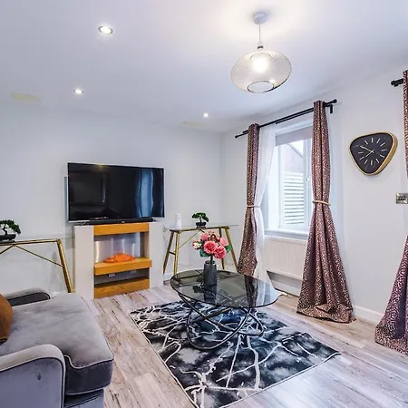 Vidale Court 2, Paprika Close- 4 Bedrooms Sleeps 7 * Manchester