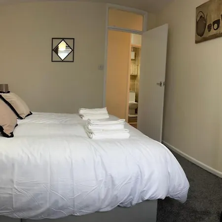 Welcome To Beauty Haven Short * Manchester
