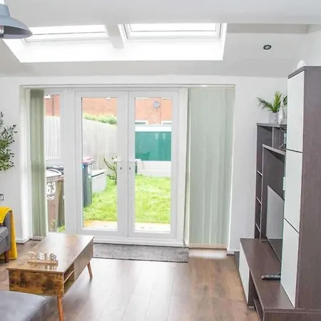 بيت للعطل Sleeps 7 - 3-bed House - Garden - Free Parking *