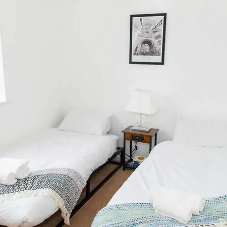 Sleeps 7 - 3-bed House - Garden - Free Parking مانشستر