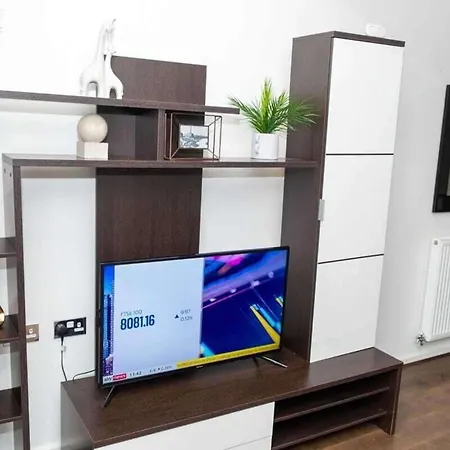 بيت للعطل Sleeps 7 - 3-bed House - Garden - Free Parking مانشستر