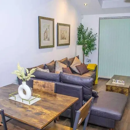 Sleeps 7 - 3-bed House - Garden - Free Parking Casa vacanze *