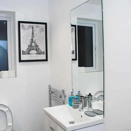 Sleeps 7 - 3-bed House - Garden - Free Parking