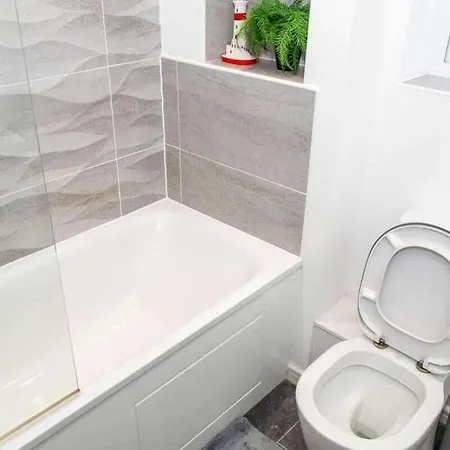 Casa vacanze Sleeps 7 - 3-bed House - Garden - Free Parking *