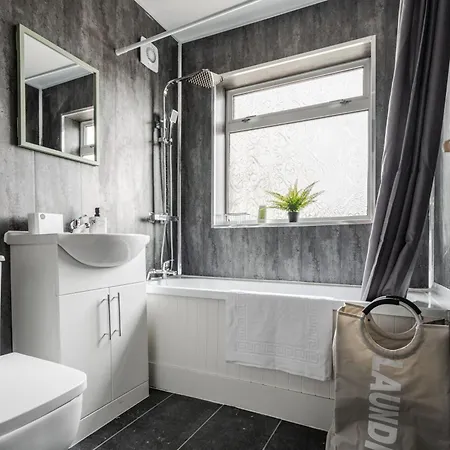 3 Bedroom House - Pool Table Opp Train Station Manchester