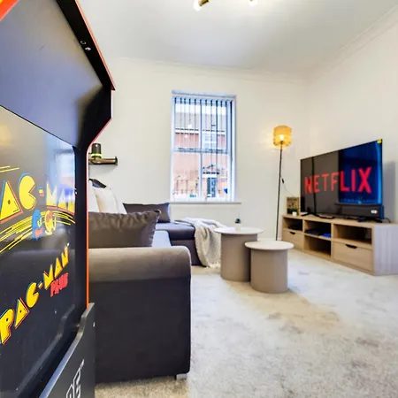 Vibrant Spacious 3 Bed With Pac Man & Ping Pong Near Centre - Free Parking *