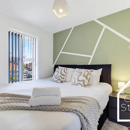 Vibrant Spacious 3 Bed With Pac Man & Ping Pong Near Centre - Free Parking *
