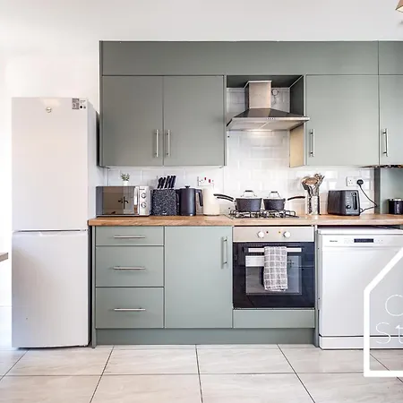 Casa de Férias Vibrant Spacious 3 Bed With Pac Man & Ping Pong Near Centre - Free Parking