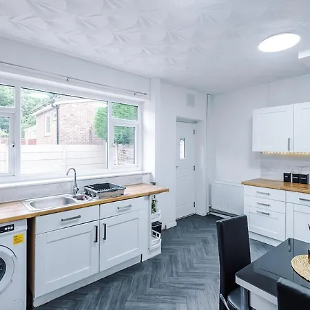 3 Bedroom - Free Parking - Location Manchester