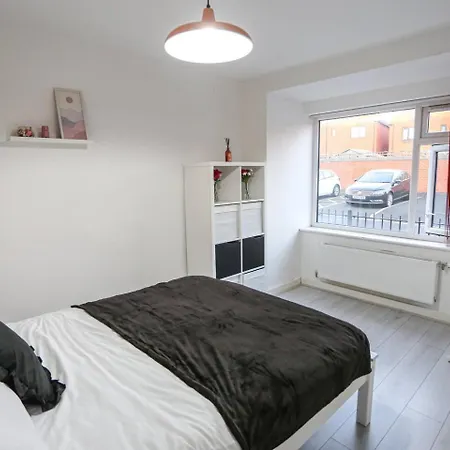 5 Bedroom House; Parking Near Media And Mcr Nyaraló Manchester