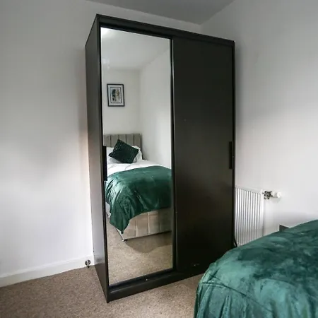 5 Bedroom House; Parking Near Media And Mcr Casa de Férias