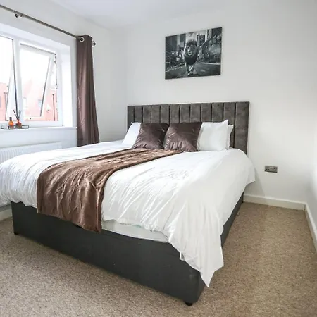 5 Bedroom House; Parking Near Media And Mcr Casa de Férias *