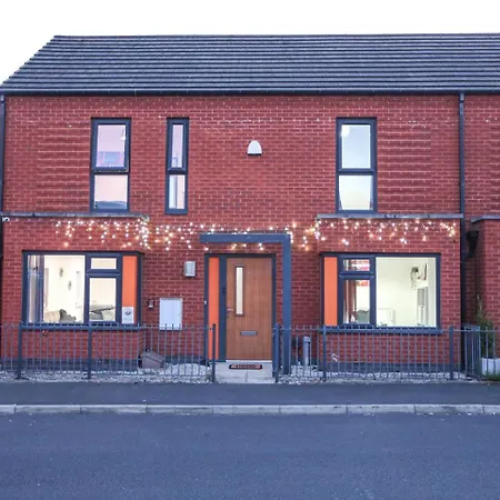 5 Bedroom House; Parking Near Media And Mcr Casa de Férias