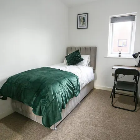 5 Bedroom House; Parking Near Media And Mcr Casa de Férias *