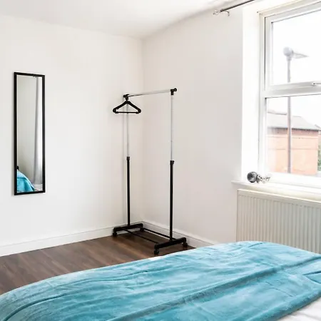 Large 7 Bedroom House! Parking. Close2city Centre Manchester
