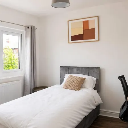 Large 7 Bedroom House! Parking. Close2city Centre