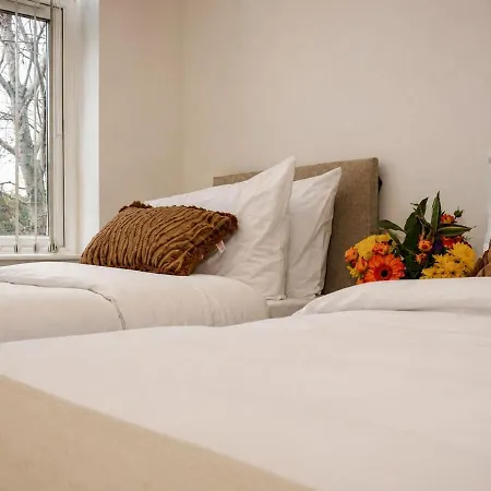 Spacious 3-bed - Ps5 -sleeps 8 - Near Etihad - Contractor And Long Discounts * Manchester
