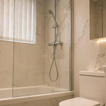 Spacious 3-bed - Ps5 -sleeps 8 - Near Etihad - Near Centre Casa de Férias Manchester