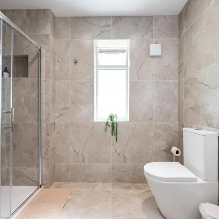 Stylish 2br Home, 10 Mins To Etihad Stadium Casa de Férias Manchester