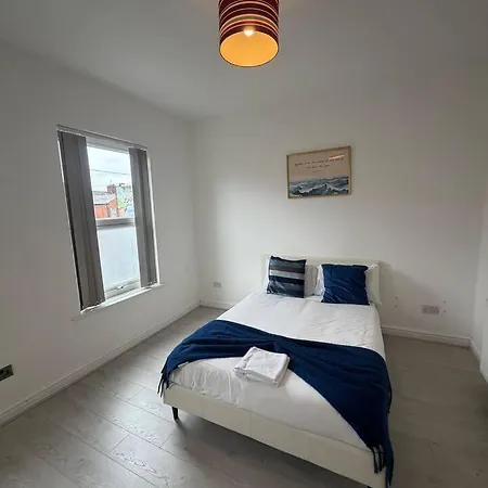 4bdr Manchester, Great Location! Manchester