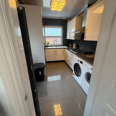 4bdr Manchester, Great Location! مانشستر