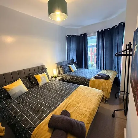 4 Bedroom Spacious House * Manchester