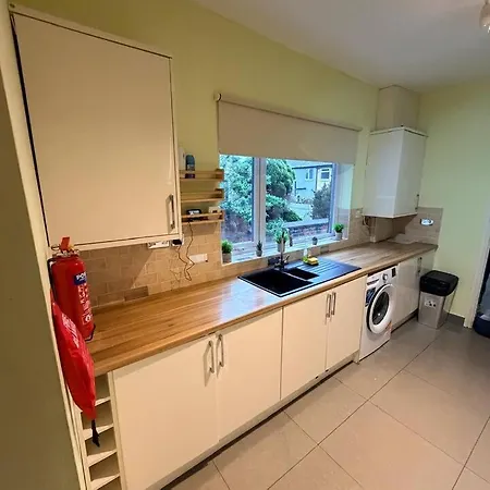 4 Bedroom Spacious House Casa de Férias Manchester