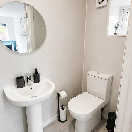 4 Bedroom, 3 Bathrooms With Parking *