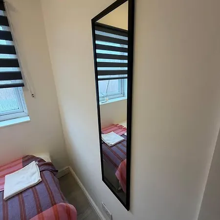 4bdr Manchester, Great Location! * Manchester