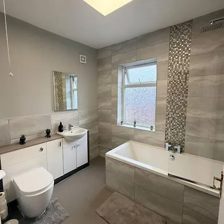 4 Bedroom Spacious House *