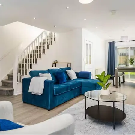 4bdr House, Parking, Pool Table! 5 Min To Tatil Evi