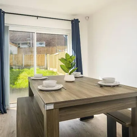 4bdr House, Parking, Pool Table! 5 Min To *