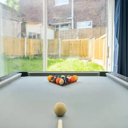 4bdr House, Parking, Pool Table! 5 Min To