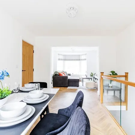 Сasa de vacaciones 4br With Parkingnear Heaton Park Sleeps 10