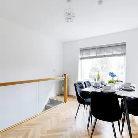 4br With Parkingnear Heaton Park Sleeps 10