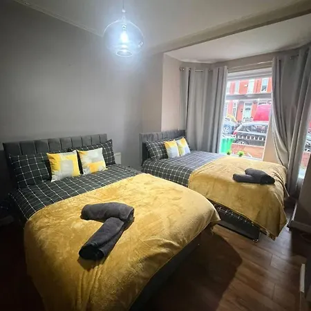 4 Bedroom Spacious House Casa de Férias Manchester