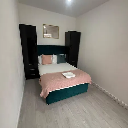 4bdr Manchester, Great Location! *